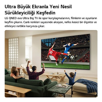 LG QNED AI QNED70 Mini LED Ultra Büyük TV, aydınlık bir yaşam alanında duvara monte edilmiş. Geniş ekranda canlı renkler ve hassas görüntü kalitesiyle heyecanlı bir futbol maçı oynarken kanepelerde oturan aile hep birlikte tezahürat yapıyor.